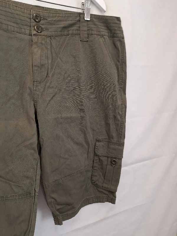 city-chic-khaki-cargo-straight-leg-shorts-size-18-b018-402-gn